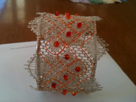 Brazalete de bolillos y cristales de swarosky